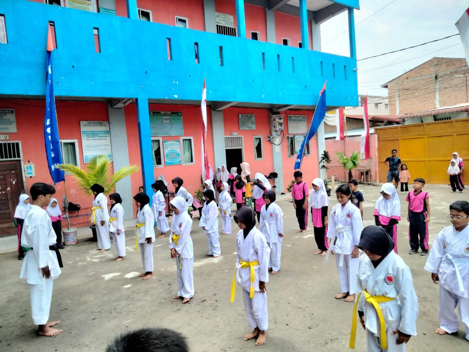 Latihan Rutin Ekstrakurikuler Karate di Dojo Sekolah